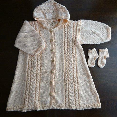 秋冬のベビードレス　手編みのアラン模様