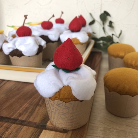 いちごのキャンドルカップケーキ