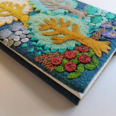 木と花と鳥の刺繍ブックカバー
