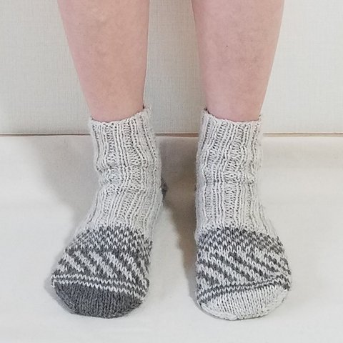 左右非対称な編み込み靴下ミニ　チャコールグレージュと杢白　23センチ～25センチ位の足の方に。
