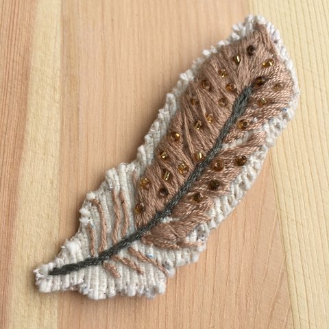 手刺繍　ベージュ色の鳥の羽ブローチ