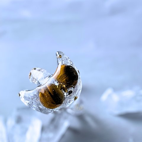 水晶とタイガーアイの三日月イヤーカフリング