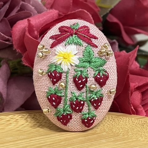 刺繍ブローチ　いちご　クリスマス　プレゼント　ギフト　ハンドメイド