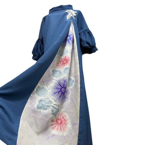 振袖　ワンピースドレス　着物リメイク　和柄　　くすみブルーグレー×絞り紫桃花　ビジュー付き白花モチーフレース　ぽわん袖　丈120 L〜3L