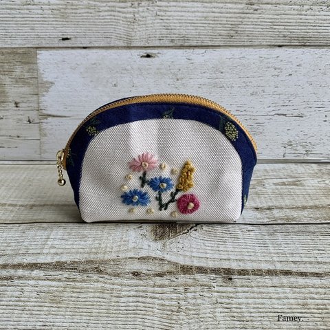 大人かわいい手刺繍お花畑のラウンドポーチ　国産帆布　ミモザ　小物入れ　Embroidery