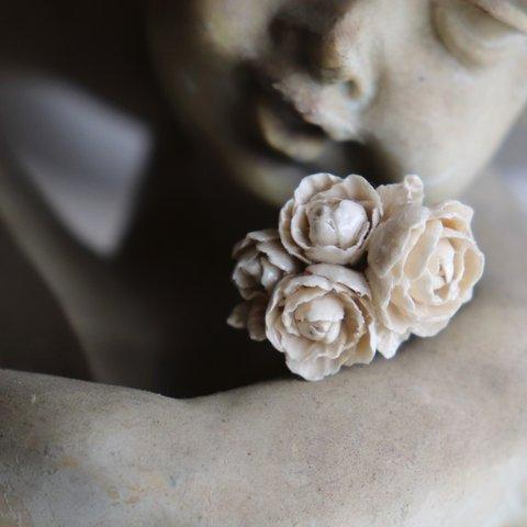 Galatea　ガラテア　アイボリーの花の指輪