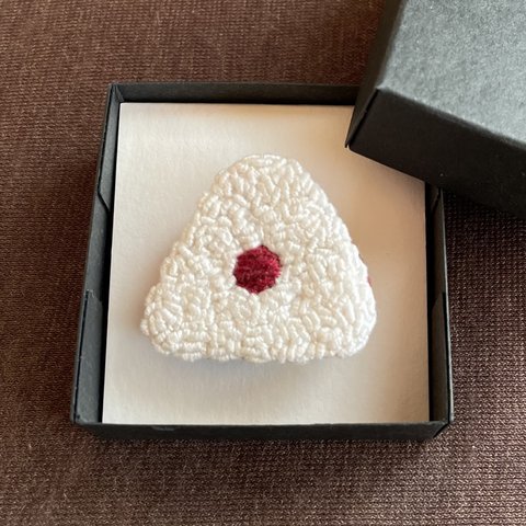 大きいおにぎり（梅）の手刺繍ブローチ