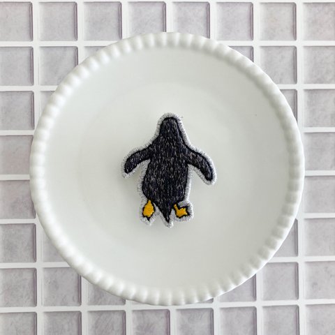 燕尾服なペンギン　刺繍ブローチ
