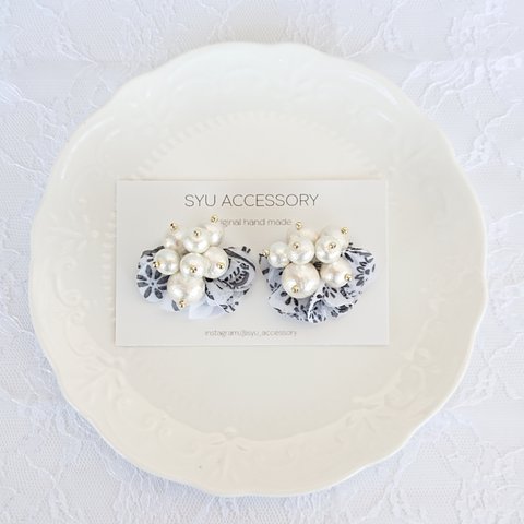 コットンパールとふんわりシフォンフリルビーズ刺繍ピアス イヤリング〜white black flower〜