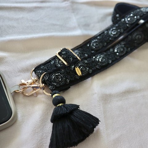 【SALE】刺繍リボンのスマホショルダーストラップ／カメラストラップblack ribbon