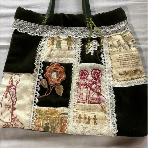 新作　ケイトグリーナウェイの生地　モスグリーン別珍レッド刺繍とレースのバッグ