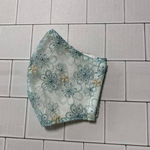 　レース生地　　ゴールド刺繍　キラキラ感　可憐　　大人用立体マスク　上品で華やか　パーティー　ダブルガーゼ２枚重ね