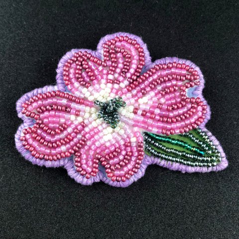 花水木のビーズ刺繍ブローチ