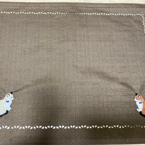 ランチョンマット　猫刺繍　白✖️茶