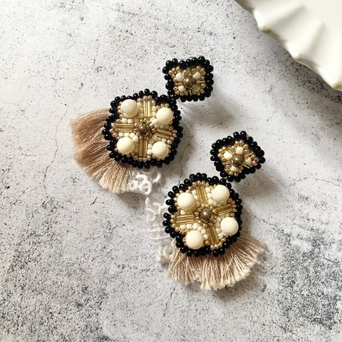 【1500円値下げ】大ぶり 黒 ビーズ刺繍 ベージュ フリンジ イヤリング