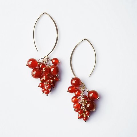 レッドアゲートによる赤スグリの房ピアス　～Red currant