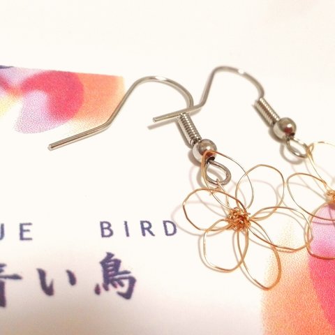 金の菊風お花ピアス