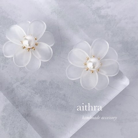 white flower＊耳が痛くないイヤリング ノンホールピアス  ペタルチャーム  花びらチャーム  スワロフスキーパール