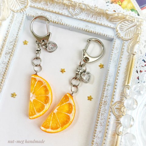 輪切りオレンジキーホルダー(ハーフ)　(Orange key chain/charm/チャーム/スイーツデコ/フェイクスイーツ/フェイクフード/食品サンプル/レジン)