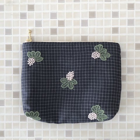 □ ミナペルホネン  light berry   ポーチ　16  mina perhonen の刺繍生地　ポケットつき