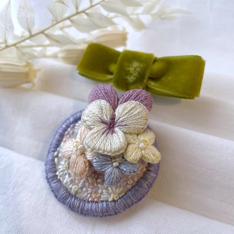 リボンがロマンチックな刺繍ブローチ