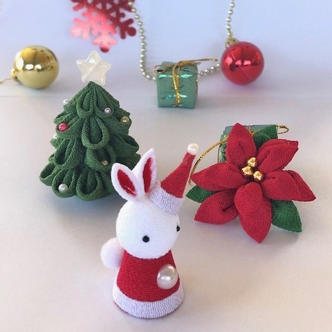 赤　ポインセチア　うさぎ　クリスマスツリー　サンタ　つまみ細工　１２月　X'mas  ちりめん細工　可愛い　かわいい　つまみ細工　和小物 　季節の人形