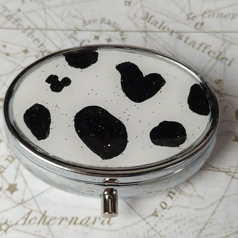 牛柄🐮のアクセサリー／ピルケース