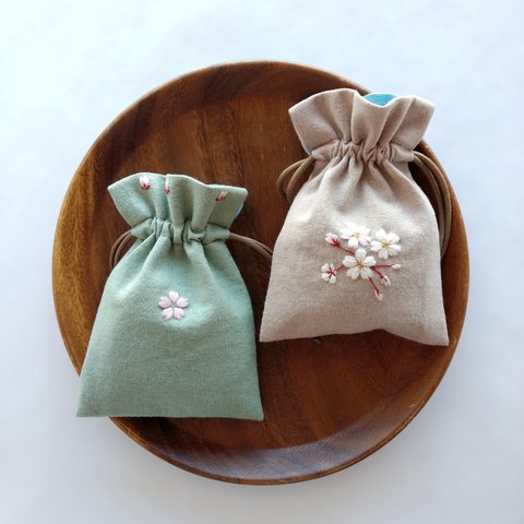 【季節のらくがき 刺繍・卯月／桜_其の二】小さめ巾着 〔綿麻×麻〕