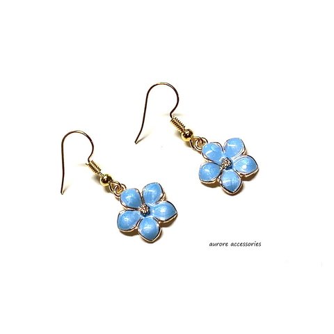 blue pierced earrings　ブルー　フラワー　花　青　小さめ　小ぶり　上品　シンプル　