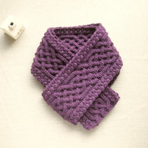 ケーブル編みのマフラー(紫)