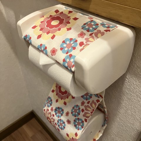 花柄のトイレットペーパーホルダーピンク