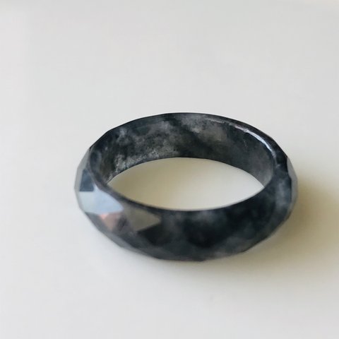 [R60-001］ ジェイド　JADE ヒスイ　本翡翠　くりぬき　リング　天然石　一点物　ミャンマー産　ブラック　グレー　13号