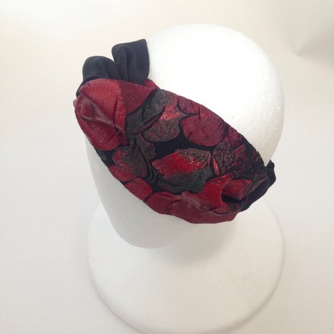 black×redの立体的なお花柄クロスターバンくろ