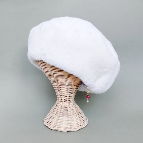 ふわふわボア　ホワイトベレー帽　チャームが付けられる　帽子　秋　冬