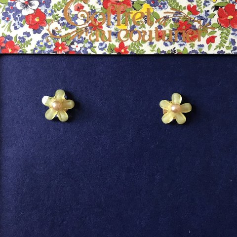 小さなお花のピアス