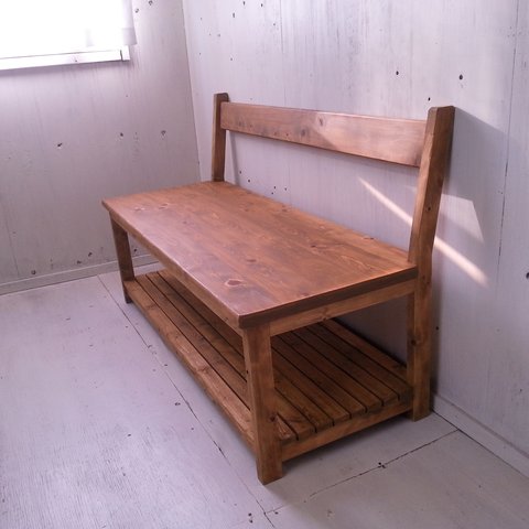 無垢ヒノキで造る家具　アンティーク風　背もたれ付ベンチチェア　下段に棚付