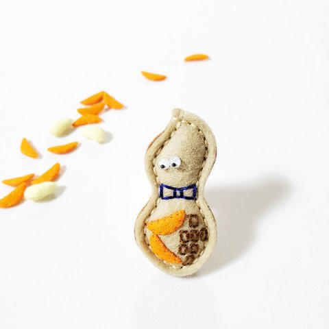 【受注制作】【深煎り・ネイビー】落花生のピーナッツくん✽お菓子ブローチ〈フェルト・刺繍〉