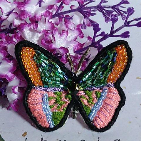 蝶の刺繍とビーズのブローチ