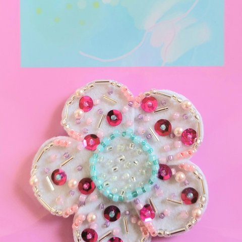 ビーズ刺繍の花のブローチ