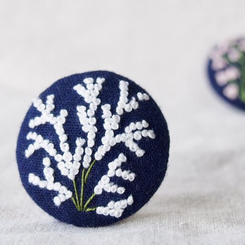 送料無料　刺繍ブローチ ユキヤナギ　ヘアゴム可 くるみボタン