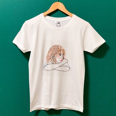 刺繍プリントTシャツ『夕陽を見ている彼女』