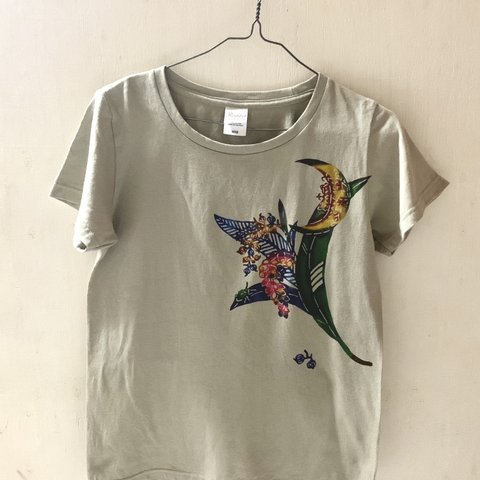 【送料無料】レディースTシャツMサイズ/手染め紅型の月と月桃のTシャツ/ベージュグレー