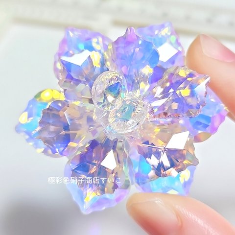 R ブローチ：ガラスのお花（イエローレインボー×ピンク）　※レインボーの部分は、背景によって色が変わります。