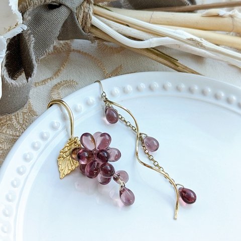 Grape asymmetric earrings／チェコビーズの葡萄イヤーカフ アシメセットピアスイヤリング♡