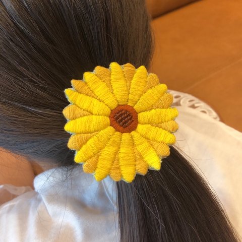 北欧風＊刺繍で出来た大きなひまわりのヘアゴム