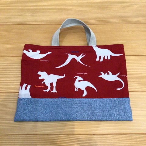 【完成品】小さめレッスンバッグ　恐竜🦕レッド(25×35センチ)　マチなし　ミニレッスンバッグ　バッグ　キルティング　レッスンバッグ