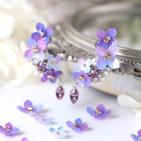 紫陽花とスワロフスキーbijouのイヤーカフ（両耳）　　紫、パープル