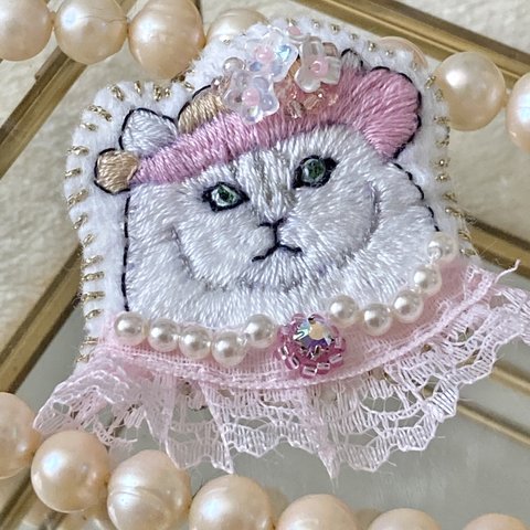 貴族の猫さま刺繍ブローチ