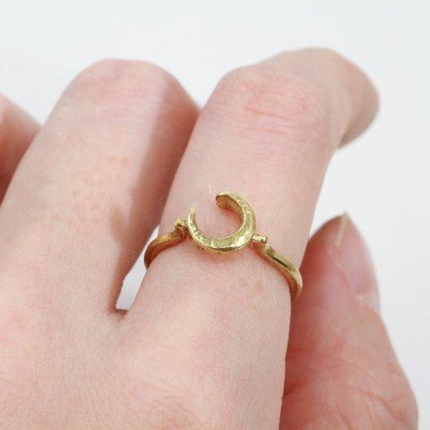 「新しい自分になれる」　tiny moon ring　真鍮