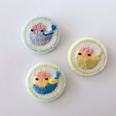 花冠の小鳥ちゃん　刺繍ブローチ